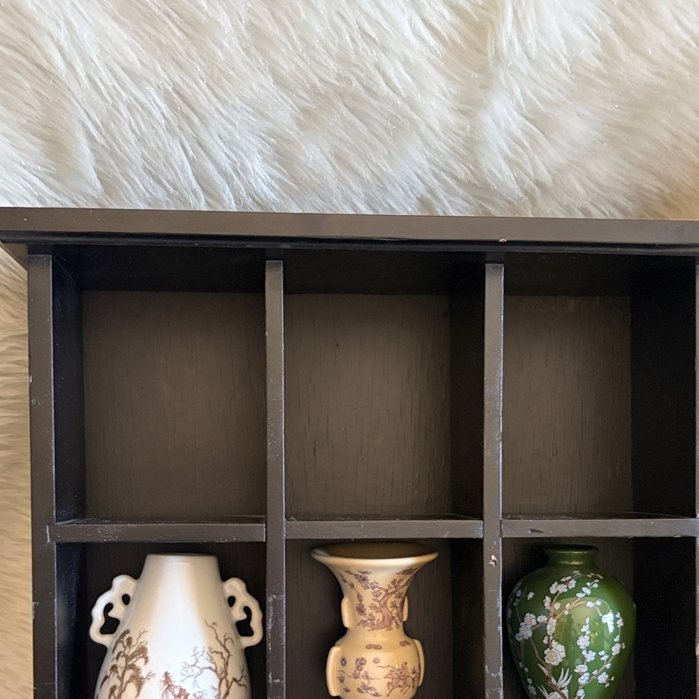 Franklin Mint Black Display Shelf w/ 3 Vases - Picture 8 of 9
